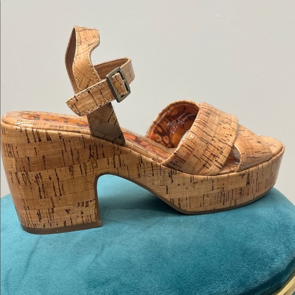 Korks Women's Tan Platform Sandals. Size 8 - Picture 8 of 16